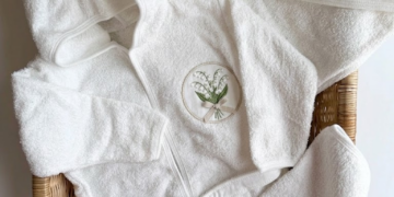 Otel bornozu ve spa havluları üzerine kurumsal logo monogram nakışı
