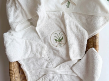 Otel bornozu ve spa havluları üzerine kurumsal logo monogram nakışı